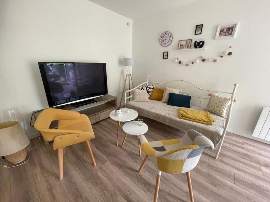 Gite De Charme - 3 Chambres, 5 Lits - De 4 A 7 Personnes Avanton Exterior photo
